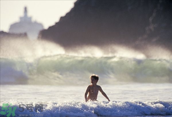 游泳不帶泳鏡可以嗎？在水下可以睜開眼睛嗎？