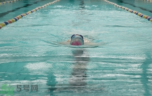 吃完晚飯可以立即游泳嗎？吃完飯游泳對(duì)身體好嗎？