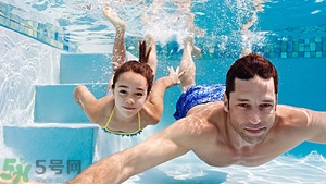 游泳不帶泳鏡可以嗎？在水下可以睜開眼睛嗎？