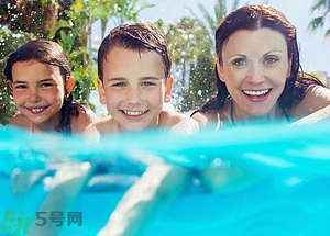 游泳不帶泳鏡可以嗎？在水下可以睜開眼睛嗎？