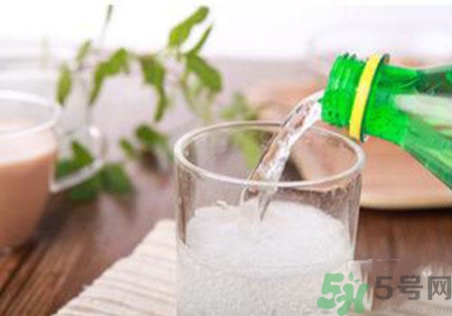 雪碧和可樂哪個(gè)對(duì)身體的危害更大？雪碧和可樂哪個(gè)好？