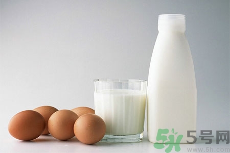 喝牛奶拉肚子怎么回事？?如何預(yù)防喝牛奶拉肚子呢？