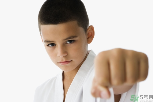 15歲男孩可以用洗面奶嗎?15歲男孩用什么洗面奶 15歲男孩可以用洗面奶嗎?15歲男孩用什么洗面奶