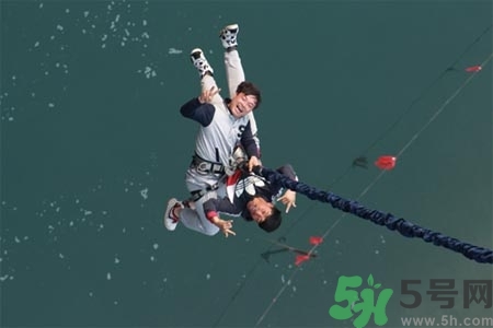 蹦極可以兩個人一起跳嗎？蹦極需要注意什么？