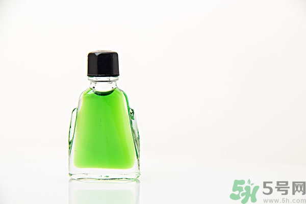 清涼油抹在大腿內(nèi)側(cè)的后果嚴(yán)重 清涼油擦大腿內(nèi)側(cè)的感覺 清涼油抹在大腿內(nèi)側(cè)的后果嚴(yán)重 清涼油擦大腿內(nèi)側(cè)的感覺