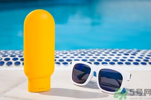 防曬霜會(huì)堵塞毛孔嗎？防曬霜需要卸妝嗎？