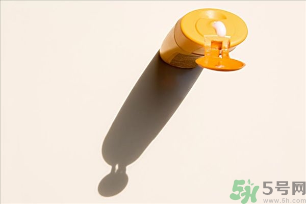 防曬霜會堵塞毛孔嗎？防曬霜需要卸妝嗎？