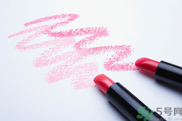 夏天用口紅好還是唇彩好？涂口紅會(huì)色素沉淀嗎？