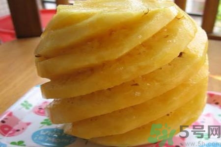 菠蘿為什么要用鹽水泡？吃菠蘿用不用泡鹽水？