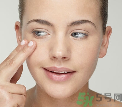 化妝怎么遮住黑眼圈？眼睛黑眼圈怎么化妝？