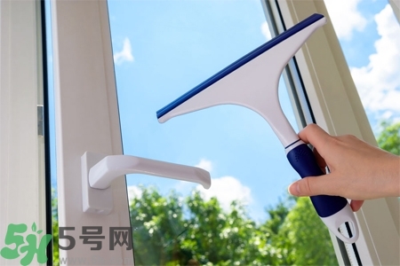 擦玻璃小竅門方法是什么？擦玻璃的小竅門有哪些？