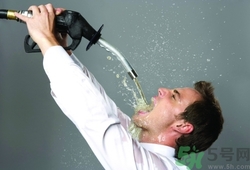 喝酒后可以洗澡嗎?喝酒后洗澡會(huì)怎樣 喝酒后可以洗澡嗎?喝酒后洗澡會(huì)怎樣