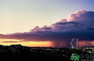 打雷可以撐傘嗎？打雷可以玩筆記本電腦嗎？