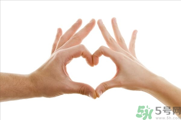 手上長(zhǎng)小疙瘩怎么辦？手上長(zhǎng)小疙瘩很癢是怎么回事？