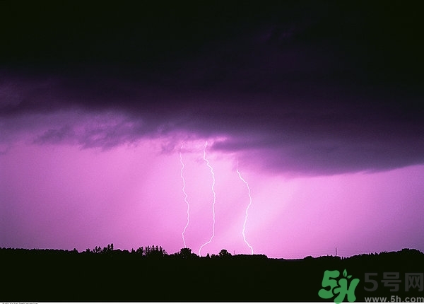 打雷可以撐傘嗎？打雷可以玩筆記本電腦嗎？