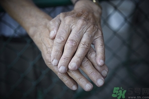 手上長小疙瘩怎么辦？手上長小疙瘩很癢是怎么回事？