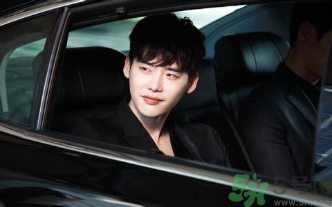 李鐘碩開(kāi)的什么車(chē)？姜哲開(kāi)的什么車(chē)？