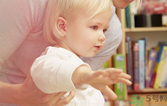 寶寶走路外八字怎么辦？寶寶走路外八字該如可矯正？