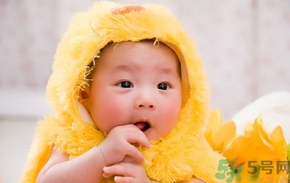 寶寶特別喜歡含著手指睡覺(jué)怎么辦？怎樣糾正寶寶含著手指睡覺(jué)的習(xí)慣？