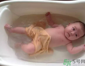 給寶寶洗澡是飯前好還是飯后好？寶寶洗澡愛(ài)哭鬧怎么辦？