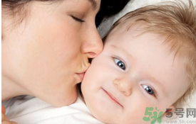 給寶寶洗澡是飯前好還是飯后好？寶寶洗澡愛哭鬧怎么辦？