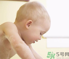 給寶寶洗澡是飯前好還是飯后好？寶寶洗澡愛(ài)哭鬧怎么辦？