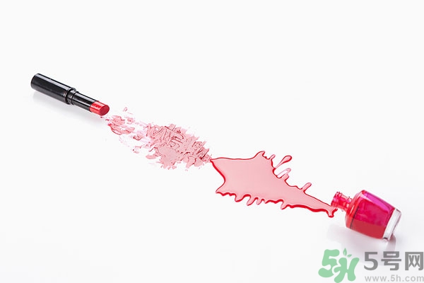 涂口紅之前涂什么？涂口紅前要涂潤唇膏嗎？