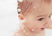 給寶寶洗澡是飯前好還是飯后好？寶寶洗澡愛哭鬧怎么辦？