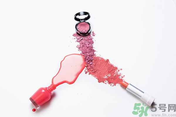 涂口紅之前涂什么？涂口紅前要涂潤唇膏嗎？