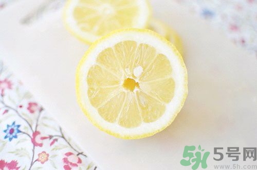 喝檸檬水可以祛斑嗎?檸檬祛斑小妙招 喝檸檬水可以祛斑嗎?檸檬祛斑小妙招