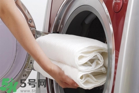 如何清洗床單上的血跡？