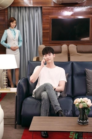 李鐘碩戴什么手表？姜哲戴的什么手表？