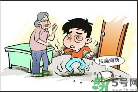 癲癇的高發(fā)人群？如何預(yù)防癲癇?。?></p><h3>癲癇的高發(fā)人群</h3><h4>老年人易患癲癇</h4><p>之所以老年人易患癲癇，是由于老年人的生理以及體質(zhì)都有所下降，很多疾病也易染上身，其中腦血栓形成、腦出血、腦腫瘤、腦萎縮、顱內(nèi)感染、腦外傷、代謝性疾病等，而這些疾病都很容易繼發(fā)癲癇疾病，所以說(shuō)老年人是癲癇高發(fā)人群。</p><h4>腦部受過(guò)傷的人易患癲癇</h4><p>輕微腦創(chuàng)傷或頭骨破裂會(huì)使癲癇患病率提高超過(guò)兩倍，嚴(yán)重腦創(chuàng)傷患者的癲癇患病率則為正常水平的7倍，腦外傷后可生是電生理及腦結(jié)構(gòu)發(fā)生改變，形成癲癇灶，腦外傷所引起的腦部原發(fā)或繼發(fā)性損害，造成神經(jīng)元及周?chē)哪z質(zhì)細(xì)胞、血管等改變，從而導(dǎo)致癲癇，腦部受過(guò)傷的人也是癲癇高發(fā)人群。</p><p style=