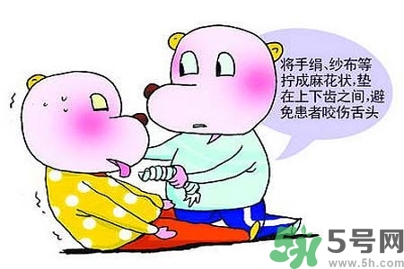 癲癇的高發(fā)人群？如何預(yù)防癲癇?。?></p><h4>對(duì)于智力發(fā)育不良，膚色偏淡、發(fā)黃，肌張力增高，或伴有震顫和手足活動(dòng)的病兒</h4><p>要懷疑苯丙酮尿癥，可做尿液測(cè)驗(yàn)，其他少見(jiàn)的類型多有尿的異色、臭味，有條件時(shí)應(yīng)做相應(yīng)的生化檢查，防止癲癇的發(fā)作，因?yàn)檫@類人群也是癲癇高發(fā)人群。</p><h4>患低血糖癥的成年人</h4><p>發(fā)作時(shí)間多在空腹或強(qiáng)烈運(yùn)動(dòng)后，一般先有心悸、頭昏、出汗、惡心、煩躁等癥狀，甚至行為失常，有此疾病史者要做空腹血糖測(cè)定，癲癇高發(fā)人群包括患低血糖癥的成年人。</p><p style=