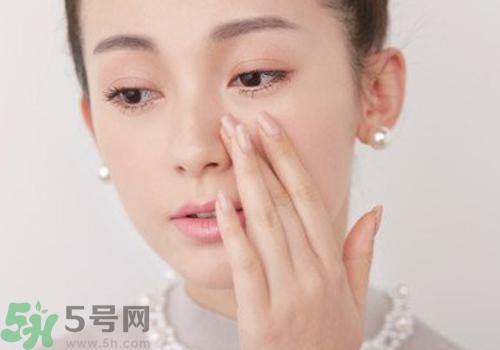 cc霜和粉底液的區(qū)別 cc霜和粉底液哪個先用？