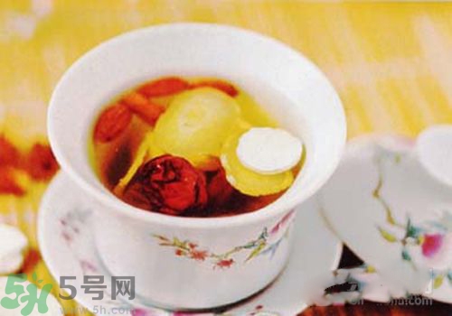 秋天嘴唇干燥怎么辦？秋天嘴唇干燥吃什么？