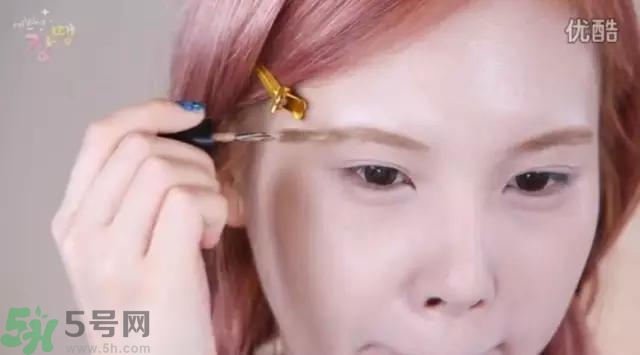 戴眼鏡怎么化妝？眼鏡妝怎么畫