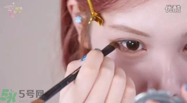 戴眼鏡怎么化妝？眼鏡妝怎么畫