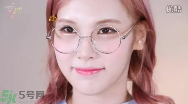 戴眼鏡怎么化妝？眼鏡妝怎么畫