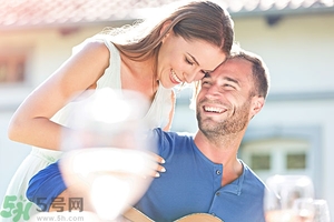 女生喜歡成熟的男生嗎？女生喜歡成熟穩(wěn)重的類(lèi)型嗎？