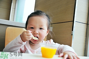 寶寶咳嗽能吃果凍嗎？寶寶多大可以吃果凍？