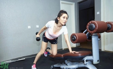 女生跑步機減肥速度多少合適？女生去健身房減肥做哪些器械？