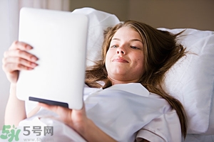 女生趴著睡對(duì)乳房好嗎？女生趴著睡對(duì)胸部有什么壞處？