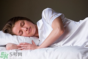 女生趴著睡對(duì)乳房好嗎？女生趴著睡對(duì)胸部有什么壞處？