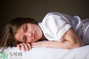 女生趴著睡對(duì)乳房好嗎？女生趴著睡對(duì)胸部有什么壞處？