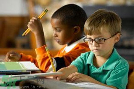 近視眼是什么？近視眼的癥狀有哪些？