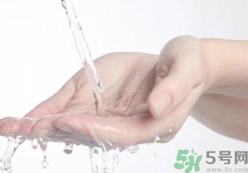 高錳酸鉀染手上了怎么辦？高錳酸鉀染手上了怎么洗掉？