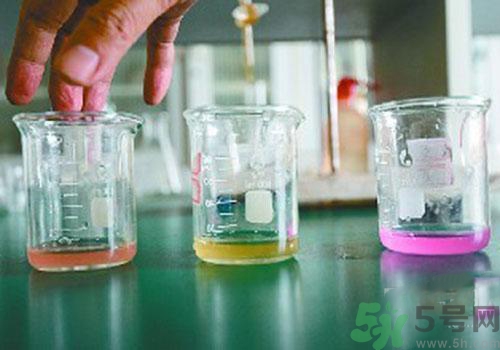 高錳酸鉀染手上了怎么辦？高錳酸鉀染手上了怎么洗掉？