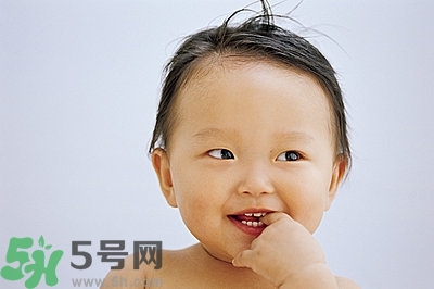 寶寶為什么喜歡咬指甲？寶寶咬指甲是怎么回事？