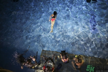 不會(huì)游泳可以去水上樂(lè)園嗎？不會(huì)游泳能去游泳館玩？